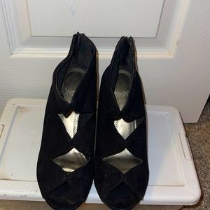 Suede black heels with diamond pattern